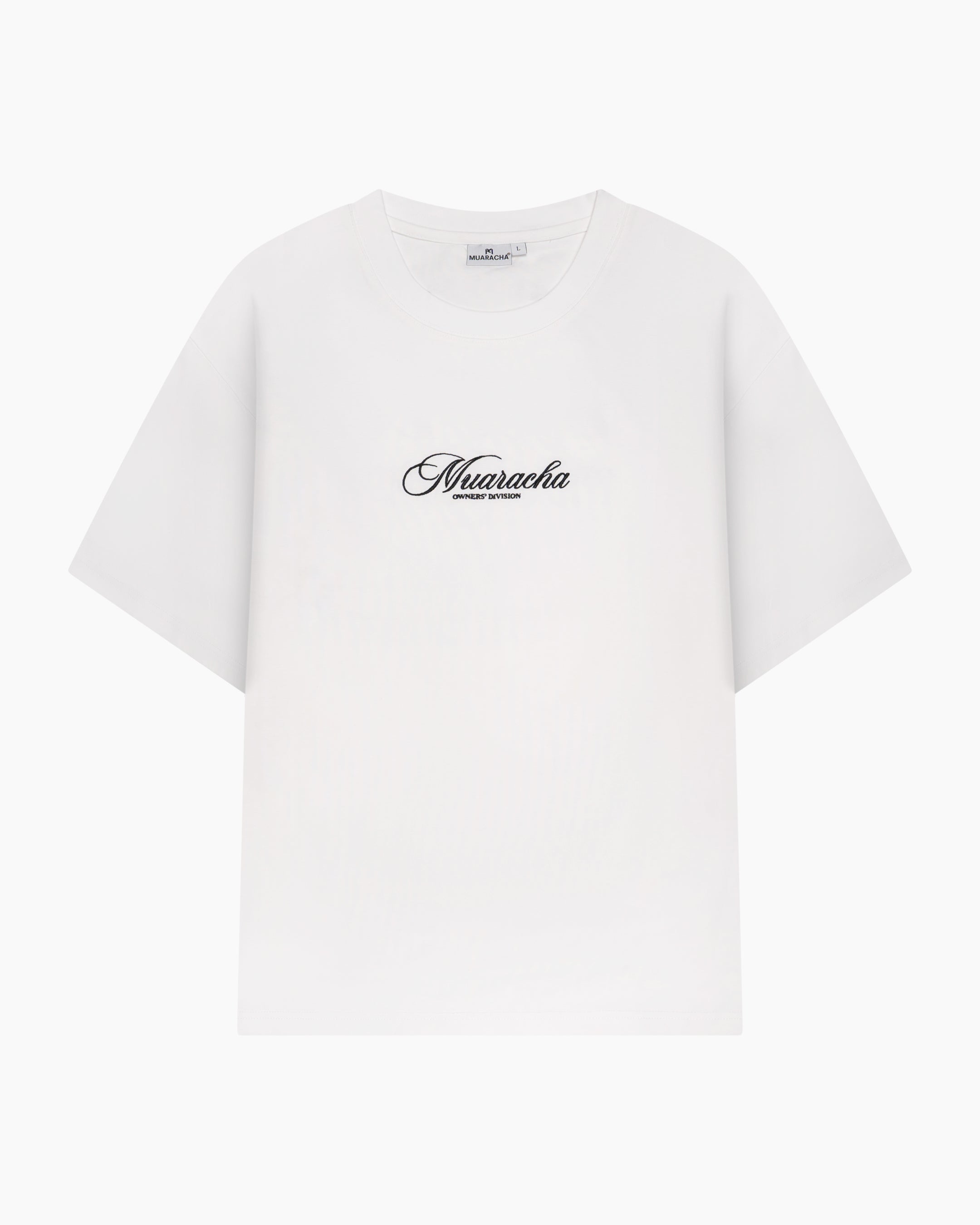 Muaracha Owners’ Division Backprint Oversize Tee – White, voorkant met geborduurd logo